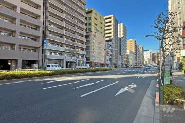 敷地東側の前面道路（南側から）