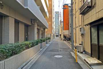 敷地西側の前面道路（北側から）