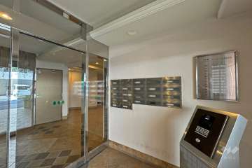 オートロックの操作盤と案内板