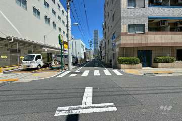 敷地西側の前面道路