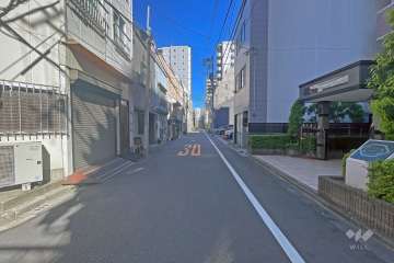 敷地の北側前面道路（西側から）