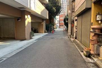 敷地の南西側前面道路（北西側から）