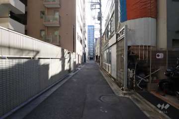 敷地西側の前面道路