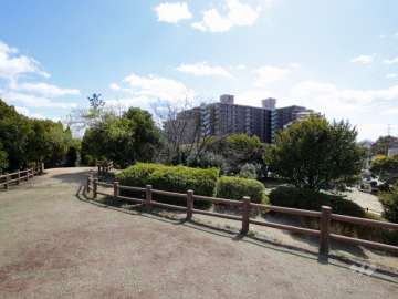 敷地北側にある『上の池公園』から見たサニードゥエル宝塚