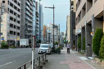 敷地西側の前面道路