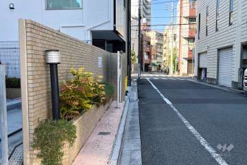 敷地の北東側前面道路（南東側から）