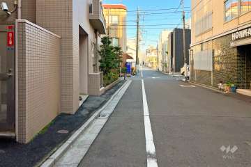 敷地の南側前面道路（西側から）