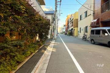 敷地の東側前面道路（南側から）