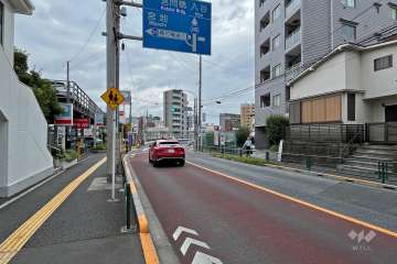 敷地北西側の前面道路（南西側から）