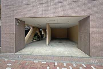 敷地内駐車場（屋外機械式）の出入り口