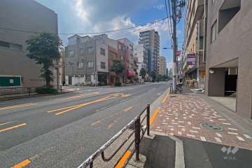 敷地の南側前面道路は金杉通りです（東側から）。