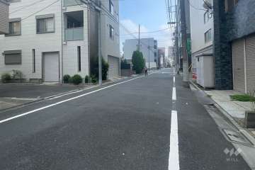 敷地の東側前面道路（南側から）