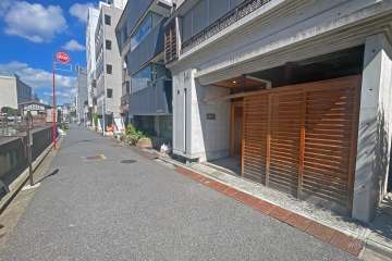敷地の南側前面道路は神田川に面しています（東側から）。