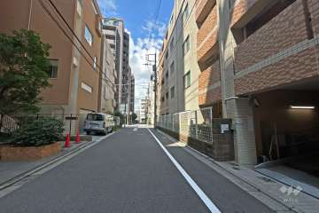 敷地の南側前面道路（東側から）