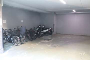 屋内に設けられた駐輪場とバイク置き場