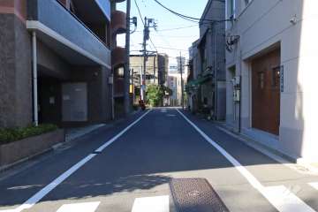 敷地北東側の前面道路(南東側から)