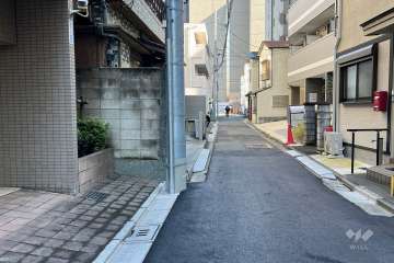 敷地の南側前面道路（西側から）