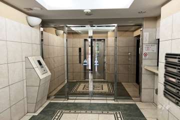 エントランスはオートロック付きです。