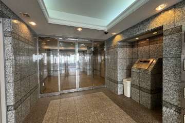 エントランスはオートロック付きです。