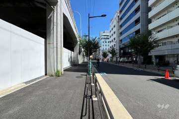 敷地北西側の前面道路（南西側から）