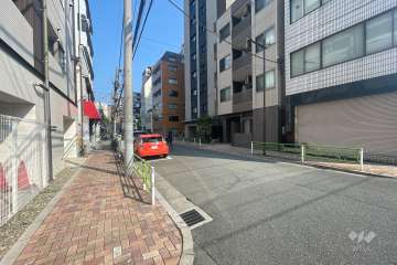 敷地南側の前面道路(西側から).
