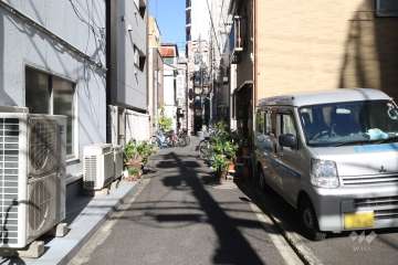 敷地東側の前面道路(南側から).