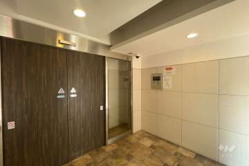 エントランスはオートロック付きです。