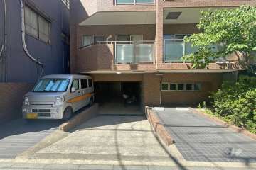 敷地内駐車場（屋外平面式）と駐輪場の出入り口　