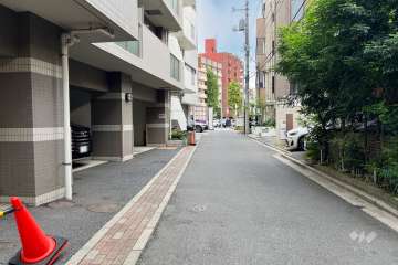 敷地の南西側前面道路（北西側から）