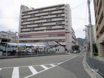 エントランス前は駅前のバスのロータリーになっています。