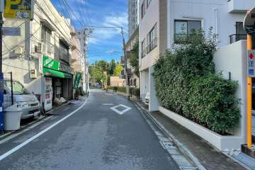 敷地の北側前面道路（西側から）
