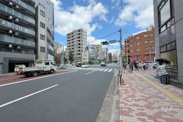 敷地東側の前面道路（南側から）