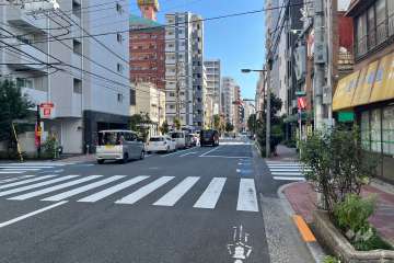 敷地西側の前面道路