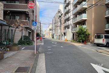 敷地の西側前面道路（南側から）