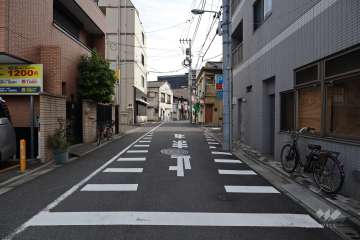 敷地北側の前面道路(西側から)