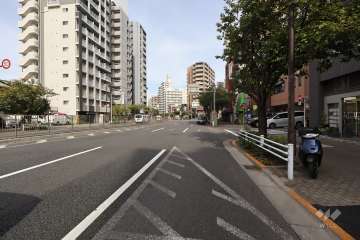 敷地西側の前面道路(南側から)