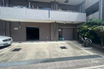 敷地内駐車場（屋外平面式）と駐輪場