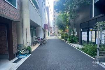 敷地東側の前面道路（北側から）