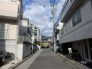 敷地西側の前面道路