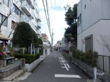 敷地南側の前面道路