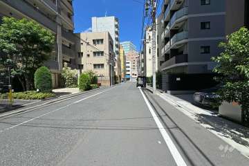 敷地東側の前面道路（南側から）