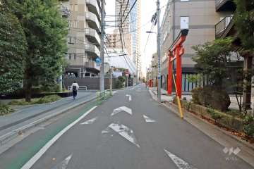 敷地西側の前面道路（北側から）。『境稲荷神社』があります。