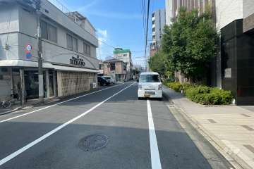 敷地の西側前面道路（南側から）