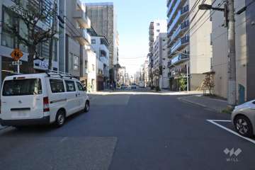 敷地南側の前面道路（東側から)