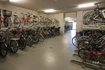 屋内に設けられた駐輪場