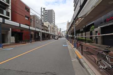 敷地西側の前面道路(千束通り)