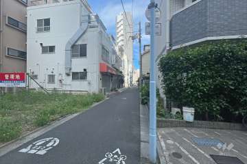 敷地の北側前面道路（西側から）