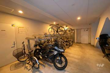 屋内に設けられた駐輪場