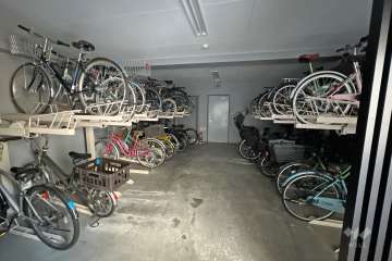 屋内に設けられた駐輪場