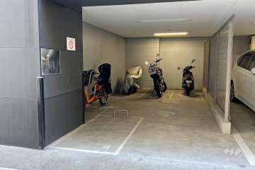 屋内に設けられたバイク置き場